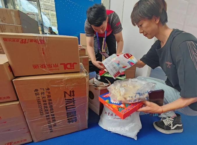 展会新看点 好物云集即逛即买，快递小哥现场打包护航